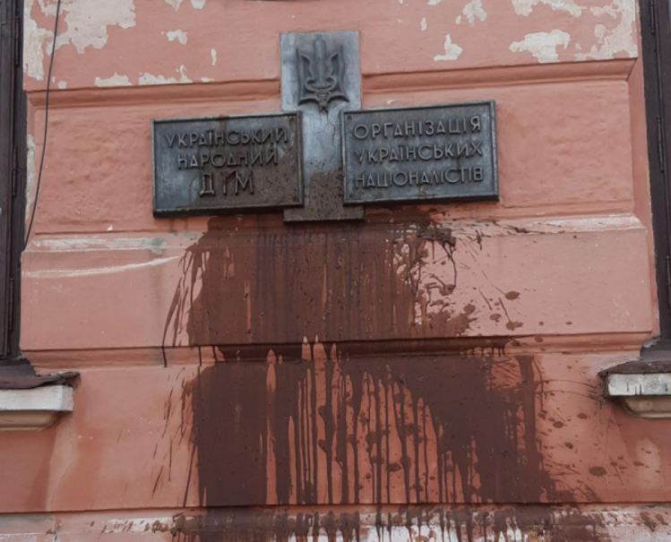 вандали у Чернівцях облили нечистотами будівлю Українського народного дому